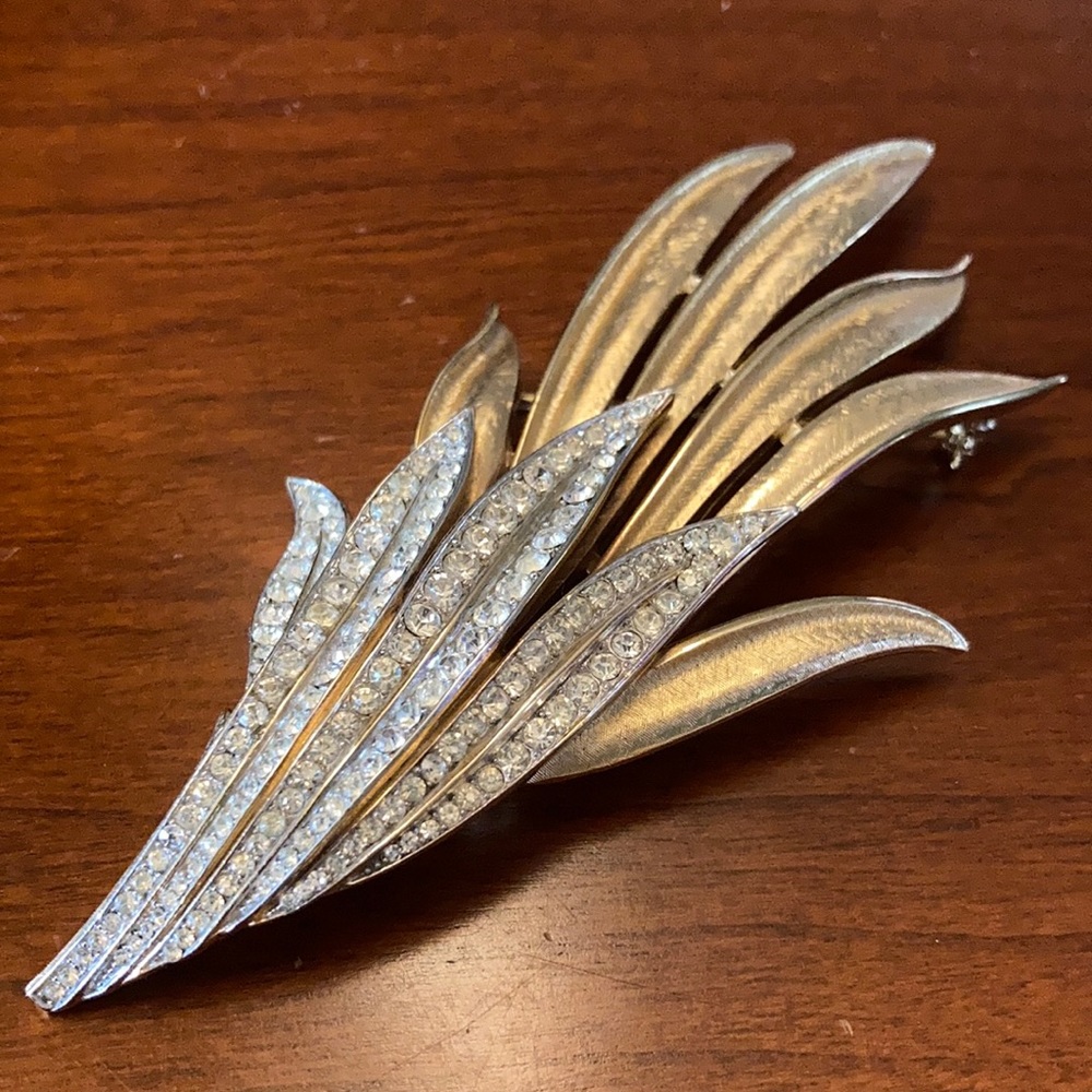 VINTAGE CROWN TRIFARI BROOCH PIN